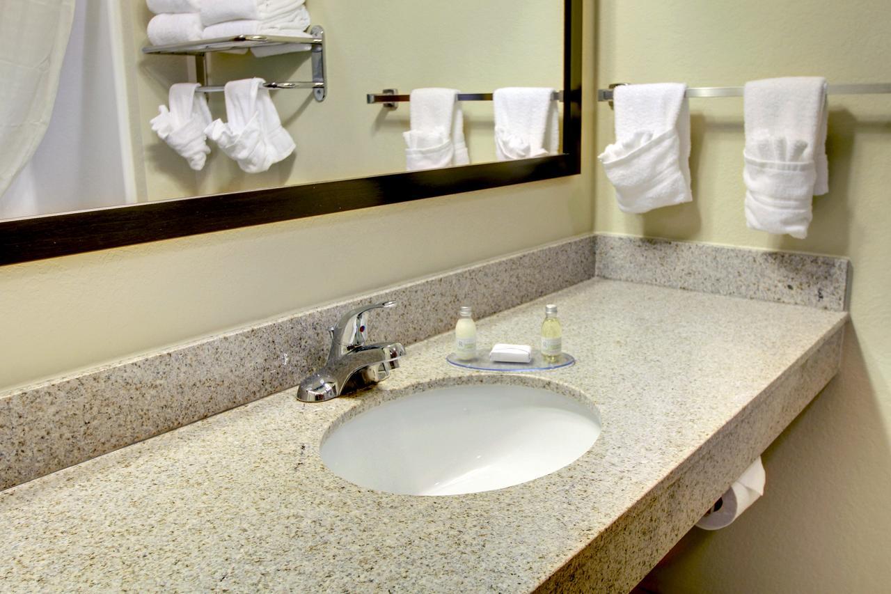 Cobblestone Inn And Suites - Eaton ภายนอก รูปภาพ