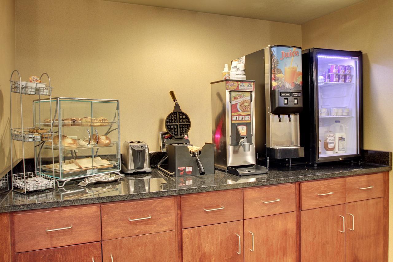 Cobblestone Inn And Suites - Eaton ภายนอก รูปภาพ